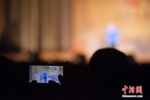 圖為中國男高音歌唱家呂繼宏登臺(tái)獻(xiàn)唱時(shí)，現(xiàn)場(chǎng)一位觀眾用手機(jī)記錄他的表演。<a target='_blank' >中新社</a>記者 馬德林 攝