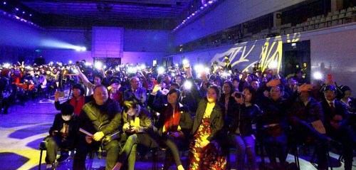 郭蓉在演唱歌曲《紅旗飄飄》時(shí)，現(xiàn)場觀眾紛紛打開手機(jī)的閃光燈，伴隨著旋律揮動手臂。