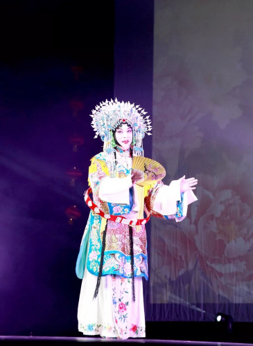 胡文閣盛裝亮相。