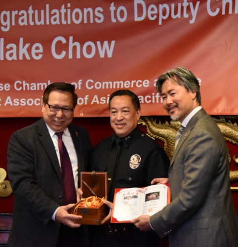 (左起)羅省中華總商會(huì)主席莊佩源、即將上任的洛市副警局局長(zhǎng)周寶來(lái)和羅省中華總商會(huì)新任理事陳嘉汶。莊佩源提供