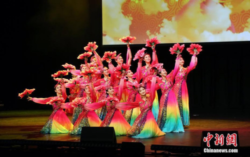 資料圖：2019年2月16日晚，“四海同春”慰?jī)S演出，在悉尼國(guó)際會(huì)議中心舉行，為當(dāng)?shù)厝A僑華人和民眾送來(lái)新春祝福。圖為歌舞《盛世歡歌》。<a target='_blank' >中新社</a>發(fā) 姜長(zhǎng)庚 攝