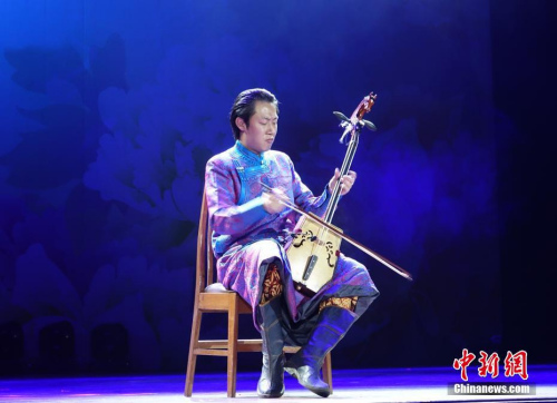 圖為中央民族歌舞團青年馬頭琴演奏家張鐸表演《萬馬奔騰》。<a target='_blank' >中新社</a>記者 周欣嬡 攝