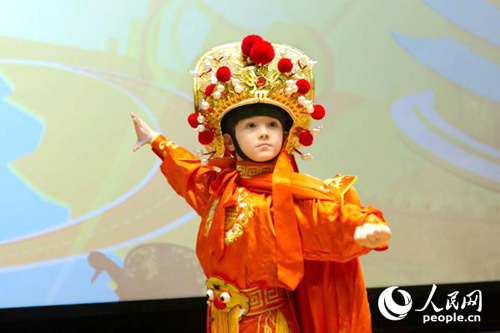 在活動(dòng)現(xiàn)場(chǎng)，李澳利身著戲服為觀眾展示了一段川劇變臉。