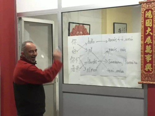 Lambros主席答題全對，他為自己點(diǎn)贊。(《歐洲時報》/蘇珊娜 攝)