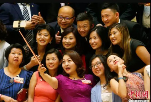 “第十一屆世界華裔杰出青年華夏行”在北京開(kāi)幕，華裔杰出青年代表自拍留念。<a target='_blank' >中新社</a>記者 韓海丹 攝