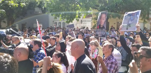 拉普拉塔華人街頭抗議，就男童溺亡一案向校方討公正(圖片來(lái)源：拉普拉塔商會(huì)) 