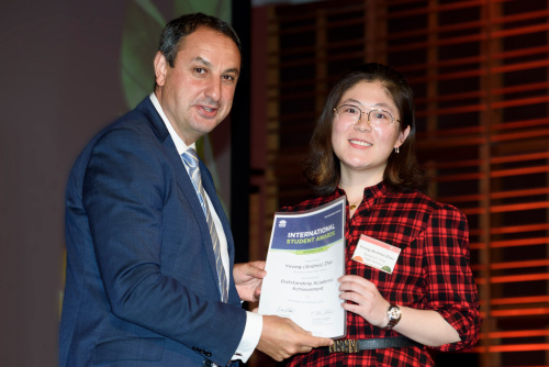 迪斯達(dá)（左）向中國留學(xué)生趙軼嶸（右）頒發(fā)「優(yōu)秀學(xué)業(yè)獎(jiǎng)」證書。