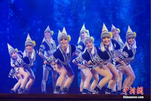 資料圖：當(dāng)?shù)貢r(shí)間2月21日，繼泗水站后，2019年“四海同春”亞洲團(tuán)棉蘭場(chǎng)演出成功舉行。圖為哈尼族舞蹈《山谷回響》。<a target='_blank' >中新社</a>記者 周欣嬡 攝