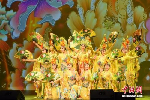 資料圖：當(dāng)?shù)貢r(shí)間2月24日，由中國(guó)國(guó)務(wù)院僑辦、中國(guó)僑聯(lián)主辦的2019年“四海同春”慰?jī)S演出在美國(guó)首都華盛頓舉行。本次演出團(tuán)先后在美國(guó)邁阿密、圣安東尼奧、紐約、費(fèi)城巡演。當(dāng)晚，在華盛頓的“收官”演出贏得滿堂喝彩。<a target='_blank' >中新社</a>記者 陳孟統(tǒng) 攝