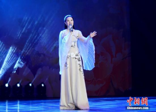 當(dāng)?shù)貢r(shí)間2月24日晚，2019年“四海同春”亞洲團(tuán)在仰光國(guó)家大劇院迎來收官演出。該團(tuán)農(nóng)歷正月初三由北京出發(fā)，期間分別到訪日本、印尼、緬甸三個(gè)國(guó)家，為名古屋、福岡、東京、泗水、棉蘭、仰光等六座城市帶來了精彩絕倫的文化盛宴。圖為女高音歌唱家雷佳演唱《蘆花》。<a target='_blank' >中新社</a>記者 周欣嬡 攝