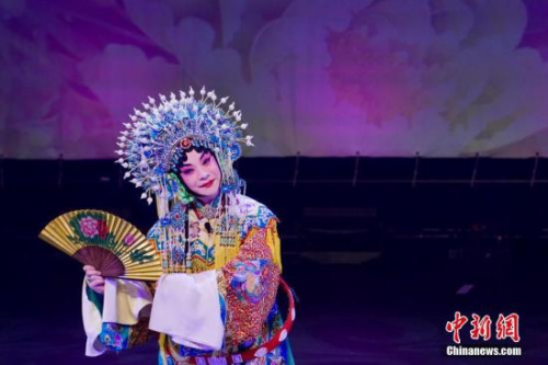 當(dāng)?shù)貢r(shí)間2月14日晚，德國(guó)法蘭克福衛(wèi)星城哈瑙國(guó)會(huì)劇院內(nèi)暖意濃濃，2019年“四海同春”赴歐洲藝術(shù)團(tuán)的藝術(shù)家們趕在農(nóng)歷正月初十這天，為現(xiàn)場(chǎng)上千名旅德華僑華人及德國(guó)觀眾送上了一臺(tái)年味十足的中華文化盛宴。圖為梅派京劇傳人胡文閣表演京劇《貴妃醉酒》和《梨花頌》。 <a target='_blank' >中新社</a>記者 彭大偉 攝（資料圖）