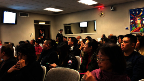 近百位華裔民眾從圣谷各市前來(lái)抗議。(美國(guó)《世界日?qǐng)?bào)》/李雪 攝)