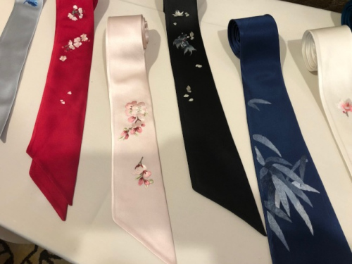 將中國傳統(tǒng)的蘇繡和西方面料結(jié)合的小絲巾。(美國《世界日報》/張宏 攝)