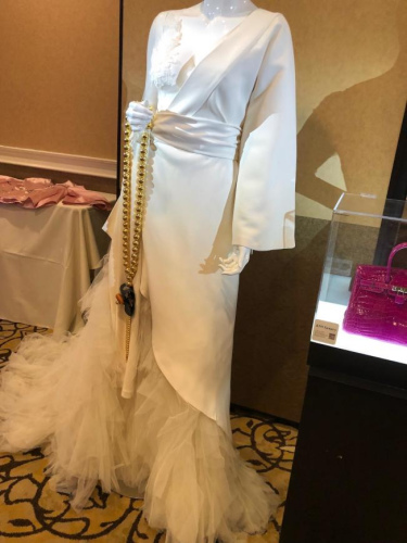 訂制符合華人審美和身材要求的婚紗。(美國《世界日報》/張宏 攝)