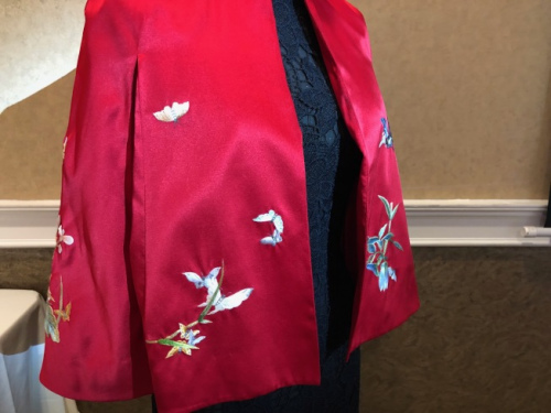 將中國傳統(tǒng)的蘇繡和西方面料結(jié)合的斗篷。(美國《世界日報》/張宏 攝)