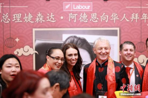 2月2日，作為新西蘭奧克蘭市一年一度最具人氣的中國新年慶?；顒印?019“歡樂春節(jié)”新春花市同樂日活動在奧克蘭ASB會展中心開幕，近5萬名華僑華人與當?shù)鼐用窆餐惺苤袊履甑臒狒[氣氛。圖為新西蘭政要向當?shù)厝A僑華人送上中國新年祝福。<a target='_blank' >中新社</a>發(fā) 張健勇 攝