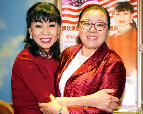 休斯敦華文作家協(xié)會(huì)會(huì)長(zhǎng)陳瑞林(右)與譚秋晴合影。(美國(guó)《世界日?qǐng)?bào)》/賈忠 攝)