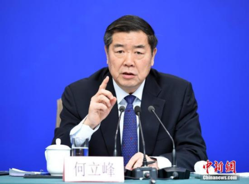 　3月6日，十三屆全國人大二次會議新聞中心舉行記者會，邀請國家發(fā)展和改革委員會主任何立峰、副主任寧吉喆、連維良就“大力推動經(jīng)濟(jì)高質(zhì)量發(fā)展”相關(guān)問題回答中外記者提問。圖為何立峰答記者問。<a target='_blank' >中新社</a>記者 侯宇 攝