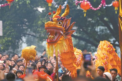 巡游中的彩龍。