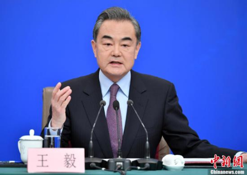 3月8日，十三屆全國人大二次會議新聞中心舉行記者會，邀請國務(wù)委員兼外交部長王毅就“中國外交政策和對外關(guān)系”相關(guān)問題回答中外記者提問。<a target='_blank' >中新社</a>記者 侯宇 攝