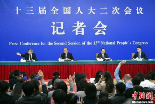 3月8日，十三屆全國人大二次會議新聞中心舉行記者會，邀請國務(wù)委員兼外交部長王毅就“中國外交政策和對外關(guān)系”相關(guān)問題回答中外記者提問。<a target='_blank' >中新社</a>記者 侯宇 攝