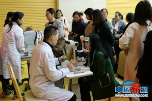 圖為義診現(xiàn)場　林浩　攝