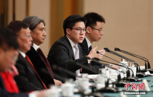 圖為中國香港體育協(xié)會暨奧林匹克委員會副會長、霍英東集團(tuán)副總裁霍啟剛委員(右二)答記者問。<a target='_blank' >中新社</a>記者 杜洋 攝