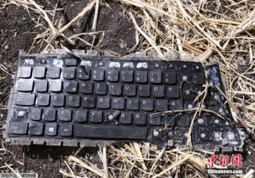 據(jù)埃塞俄比亞航空公司官網(wǎng)最新消息稱，該公司失事的ET302客機(jī)的兩個(gè)黑匣子：駕駛艙語音記錄儀和飛行數(shù)據(jù)記錄器均已尋獲。當(dāng)?shù)貢r(shí)間3月10日上午，埃塞俄比亞航空公司一架波音737-MAX 8客機(jī)墜毀，機(jī)上157人全部遇難，中國大使館證實(shí)其中8名死者為中國公民。圖為墜機(jī)現(xiàn)場的電腦鍵盤殘骸。