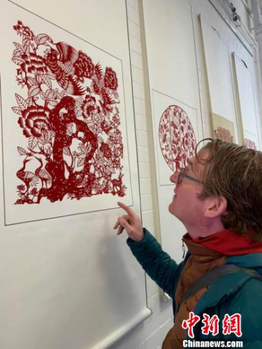 膠東剪紙距今已有數(shù)百年歷史，其線條挺拔流暢、畫面緊湊。　鄭雅琪 攝