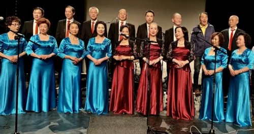 法國華僑華人會(huì)合唱團(tuán)精彩亮相吸引了法國觀眾。(歐洲時(shí)報(bào)記者 孔帆攝)