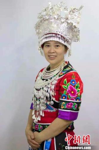 圖為全國人大代表、重慶市榮玉民族服裝廠苗家刺繡技術員李紹玉。受訪者供圖