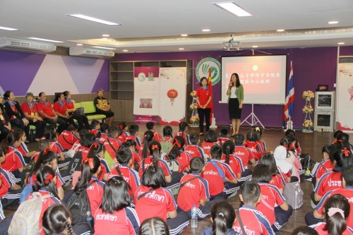 曼松德孔子學(xué)院吳艷茹院長致辭