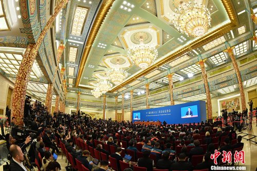 3月15日，十三屆全國人大二次會議閉幕后，中國國務(wù)院總理李克強在北京人民大會堂金色大廳會見采訪十三屆全國人大二次會議的中外記者并回答記者提出的問題。<a target='_blank' >中新社</a>記者 侯宇 攝