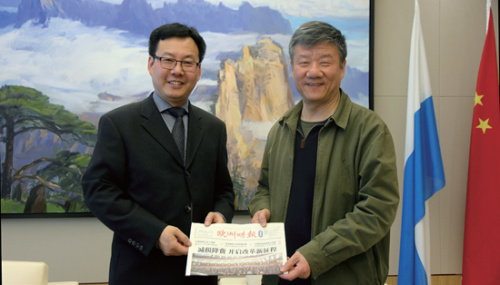 張?jiān)娇傤I(lǐng)事（右）寄語(yǔ)《歐洲時(shí)報(bào)》德國(guó)版，發(fā)揮自身優(yōu)勢(shì)，推動(dòng)全媒體融合發(fā)展。（《歐洲時(shí)報(bào)》/陳磊 攝）