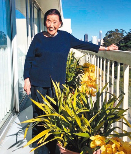 　江孫蕓即將迎來(lái)100歲的虛歲生日，忙里偷閑的她喜歡種花。(美國(guó)《世界日?qǐng)?bào)》記者李晗 攝)
