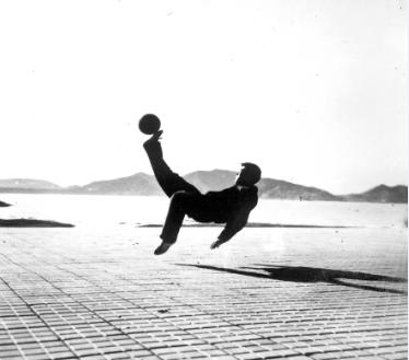 登山前夏伯渝酷愛足球倒勾球