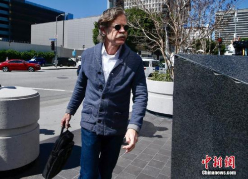 據(jù)報(bào)道，美國(guó)檢方當(dāng)天就一起牽涉多所知名高校的招生欺詐案提起訴訟，來(lái)自六個(gè)州的近50人被起訴，其中包括好萊塢影星菲麗西提·霍夫曼和洛莉·路格林。圖為好萊塢影星菲麗西提·霍夫曼的丈夫威廉·H·梅西出現(xiàn)在波士頓聯(lián)邦法院外。