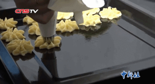 黃敏在制作曲奇。