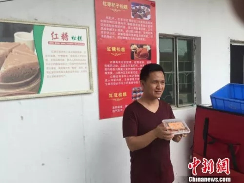 歸僑陳廣陽在介紹自己制作的“松糕”(發(fā)糕)。 宋秀杰 攝