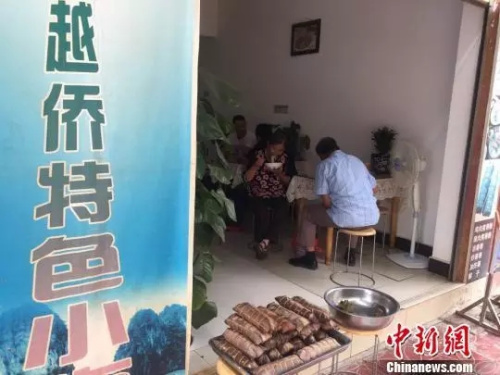 鐘明的越南特色小吃店?！埖?攝