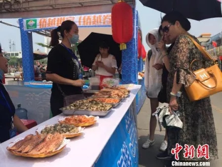 海鮮美食引游客駐足 翟李強 攝