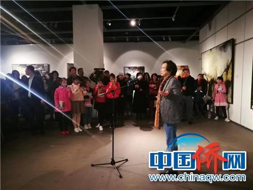 法籍華人畫家葉星千在開幕式上講話。