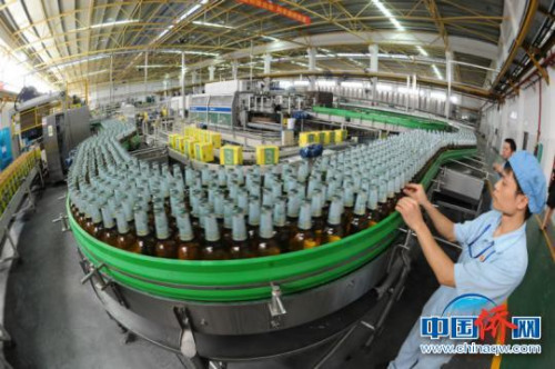 圖為開發(fā)區(qū)啤酒企業(yè)生產(chǎn)線 鐘欣 攝