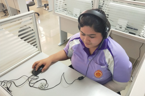 曼松德孔子學(xué)院HSKK考生認(rèn)真答題