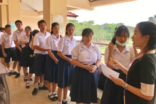 麗緹雅婉娜萊中學(xué)監(jiān)考老師核對考生信息