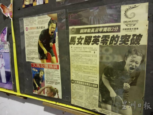 黃淑琴輝煌表現(xiàn)的剪報(bào)，被高榮光在布告欄，讓學(xué)生們效仿她的精神。（馬來西亞《星洲日?qǐng)?bào)》）