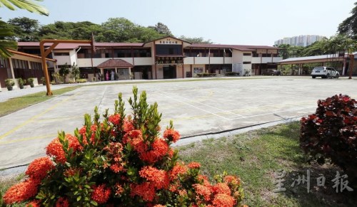 學(xué)校無蓋籃球場(chǎng)預(yù)計(jì)在今年走入歷史，迎來更舒適的有蓋籃球場(chǎng)，免去學(xué)生在烈日下打球的(馬來西亞《星洲日?qǐng)?bào)》/丁祖興)