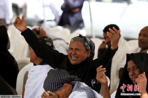 當?shù)貢r間3月14日，埃塞俄比亞比紹夫圖，失去親人的埃塞俄比亞人家屬在墜機現(xiàn)場痛哭哀悼。3月10日，埃塞俄比亞航空公司一架從亞的斯亞貝巴飛往肯尼亞內(nèi)羅畢的波音737 MAX 8客機在起飛后不久墜毀，機上149名乘客和8名機組人員無一生還。