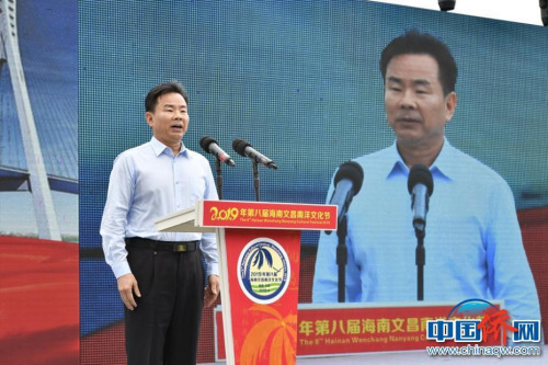 海南省委常委、省委統(tǒng)戰(zhàn)部部長肖杰宣布本屆海南文昌南洋文化節(jié)開幕。駱云飛 攝
