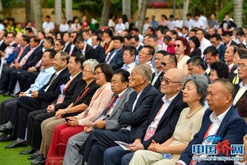 圖為出席開幕式的華人華僑。駱云飛 攝